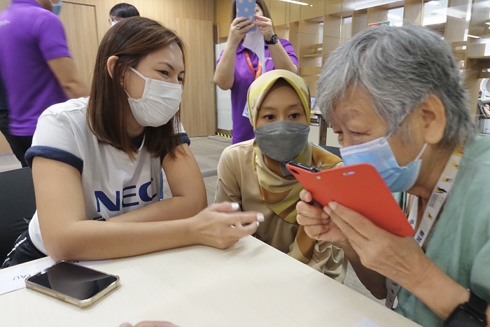 Launch of digital course to teach visually impaired seniors how to use smartphones to improve their lives